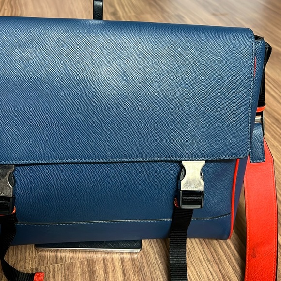 A188 - ๐ฏ % authentic Prada messenger crossbody bag - Picture 7 of 16